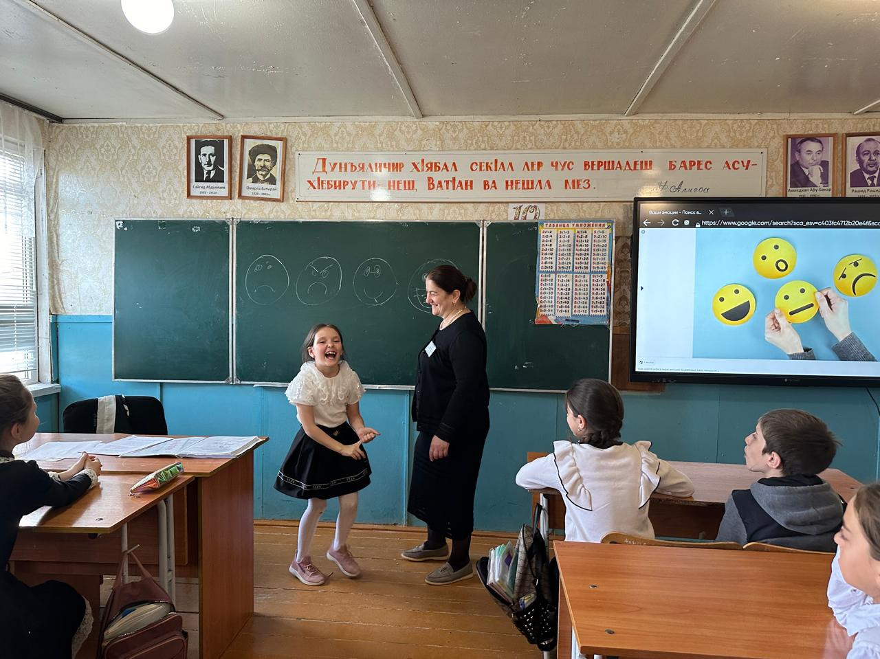 Психолог Центра Шихшабекова Муршидат провела в 4-м классе тест "Ваши эмоции" и предложила учащимся узнать о себе через рисунок.